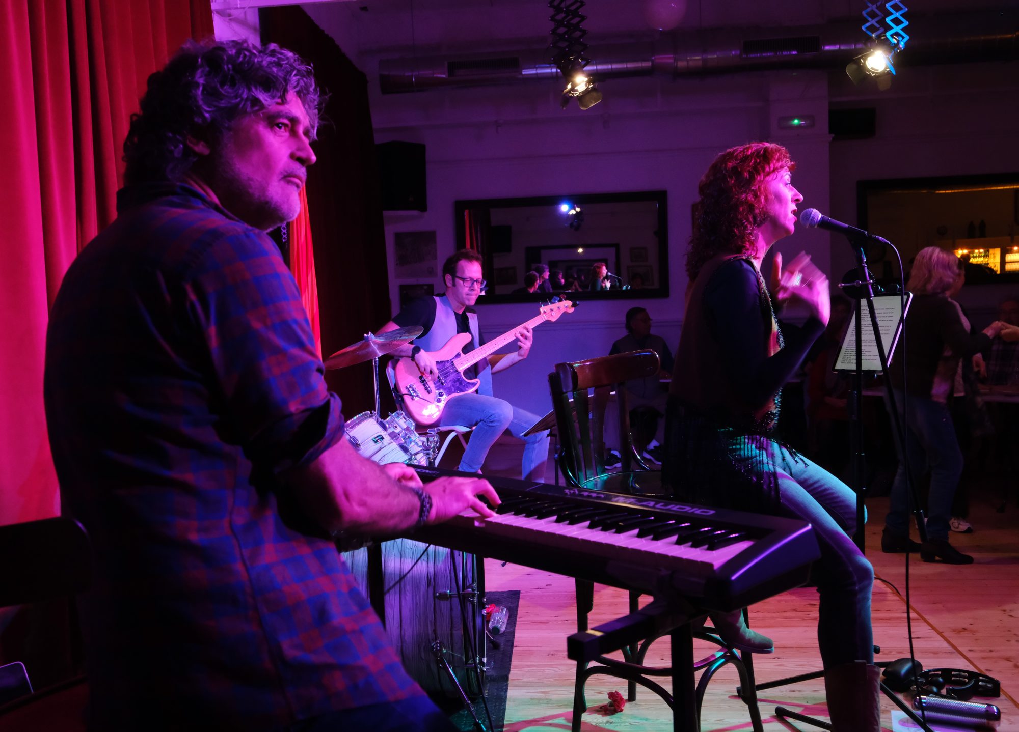 Joan Garriga als teclats i Maria cantant