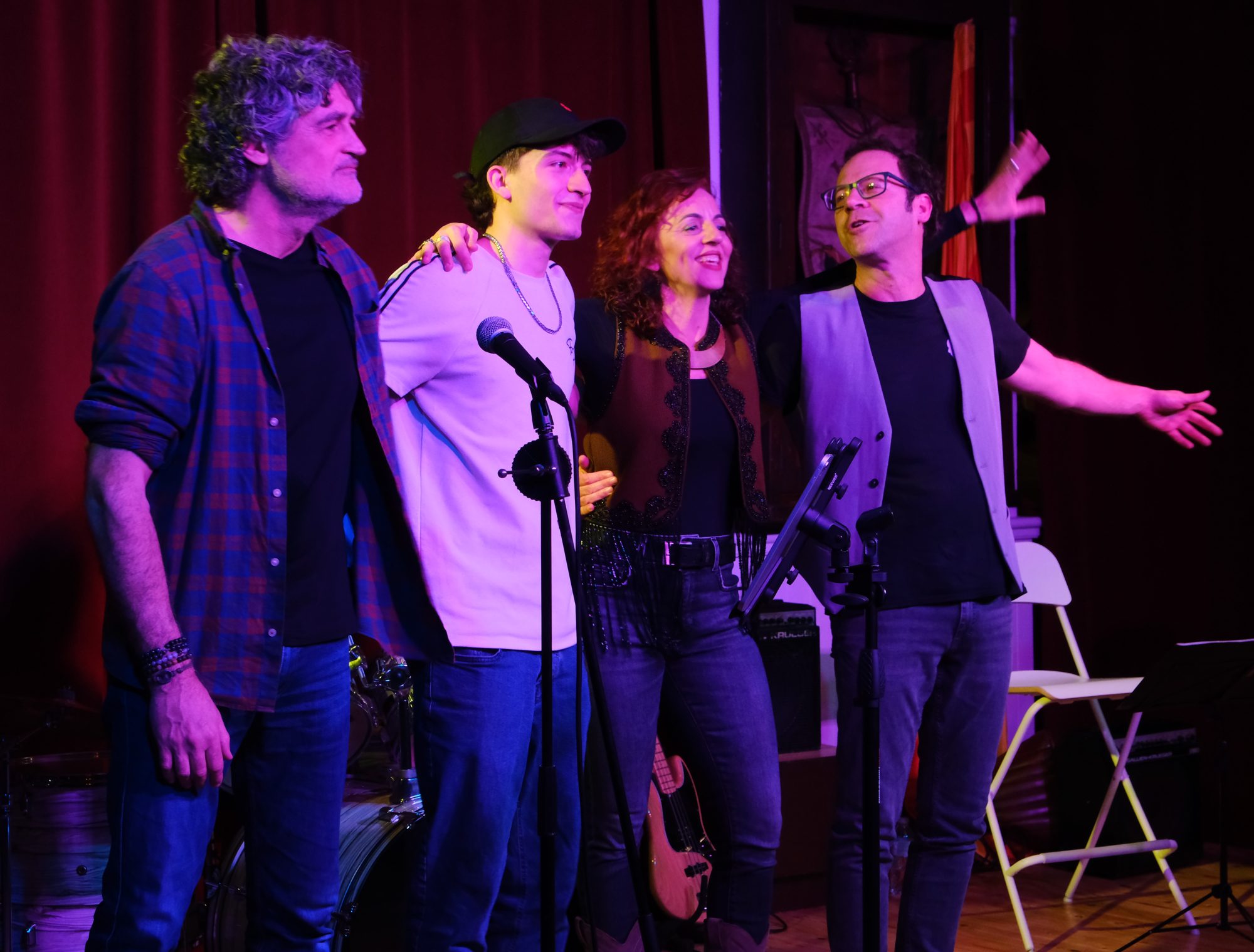 La banda saludant al final del concert a La Barretina Vermella