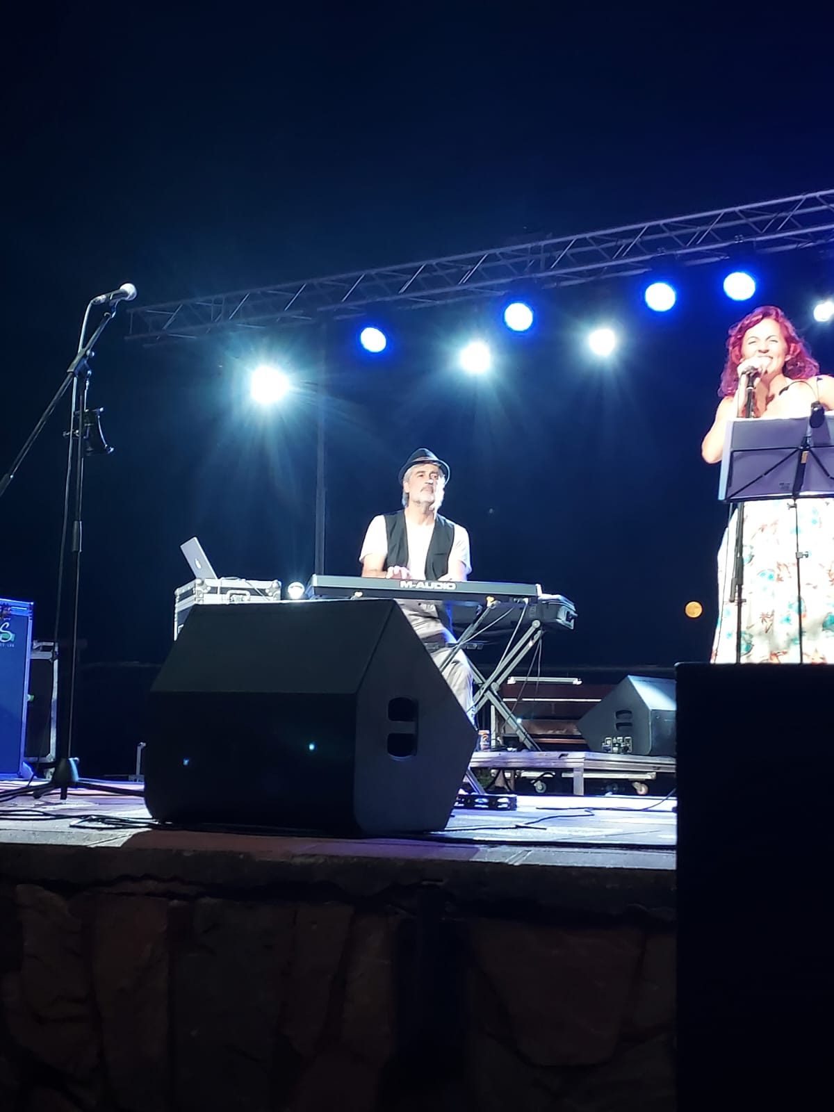 Maria Collado a l'escenari sota focus blaus